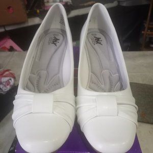 COPY - New women's 9 1/2 Med white low heel shoe